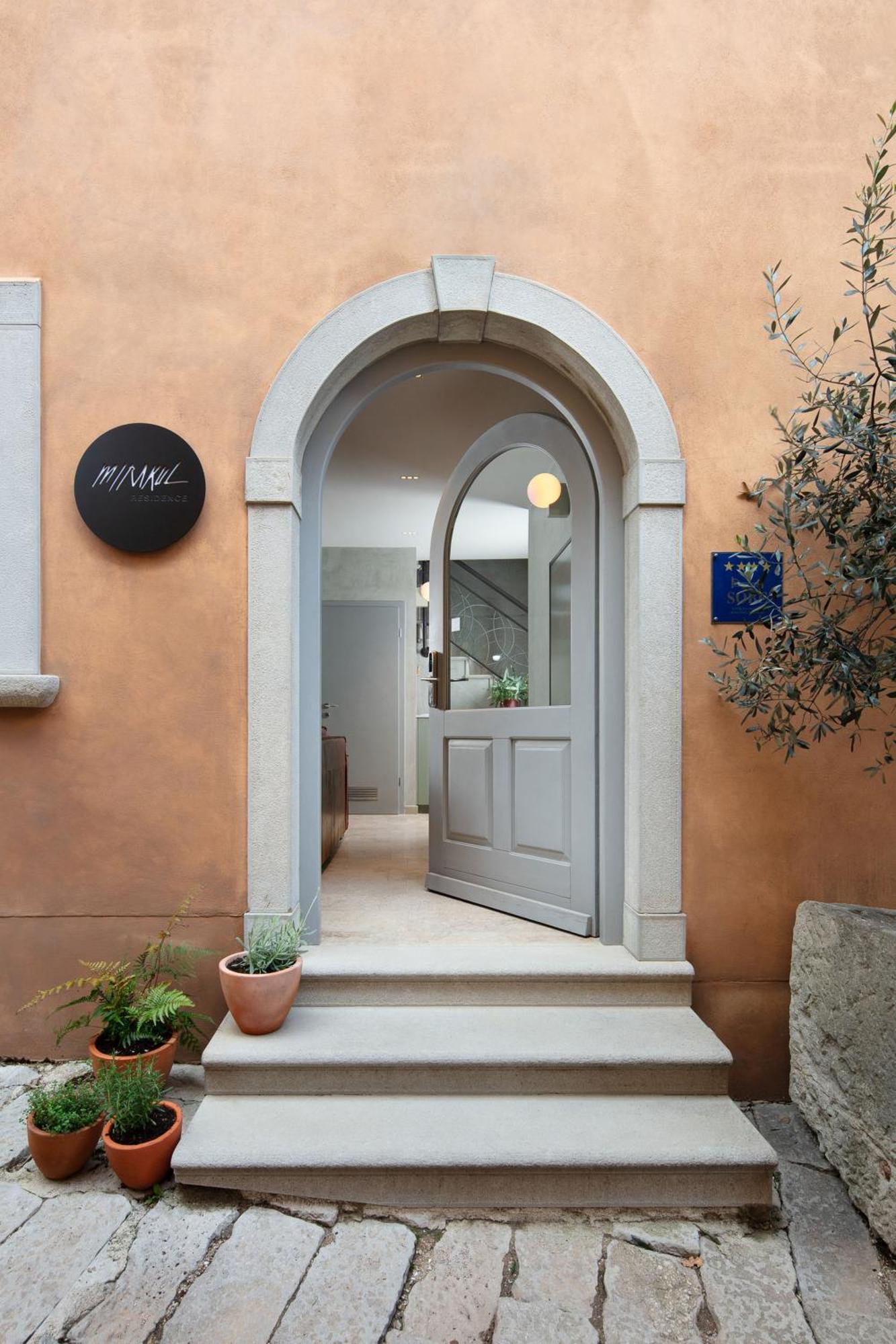 לאבין Mirakul Residence In A Cute Historic Town מראה חיצוני תמונה